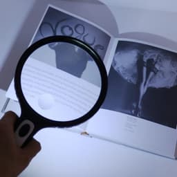 Lupa mare rotunda cu 4 LED-uri, marire 5X - 15X, 4 baterii AAA, diametru 14.6 cm - imagine 6