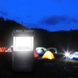 Lampa LED camping portabilă agățată într-un cort
