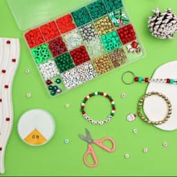 Foarfeca si elastic de 10 metri pentru crearea bratarilor.