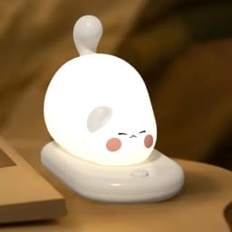 Lampa de veghe pisicuță iluminând camera copiilor