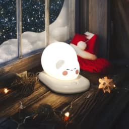 Lampa de veghe pisicuță așezată la fereastră, decor de sărbători.