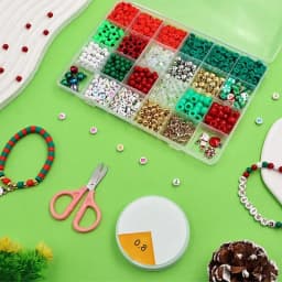 Margele colorate si litere pentru personalizarea bratarilor.