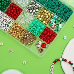 Margele și accesorii colorate pentru bratari