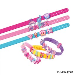 Set brățări creative pentru copii cu charmuri colorate.