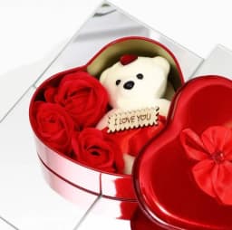 Aranjament Floral cu Trandafiri de Săpun și Ursuleț de Plus, Cutie Metalică Inimă, 15 x 11.5 cm, Roșu - 4