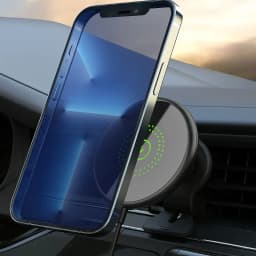 iPhone încărcat pe suport auto wireless MagSafe