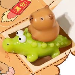 figurina capybara pe crocodil