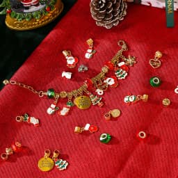 Charmuri de Craciun aurii si margele rosii si verzi din calendarul advent bratari Miraza